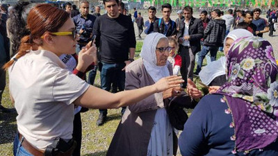 Polis tek tek kimliklerin fotoğrafını çekti