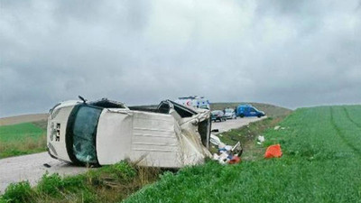 Tarım işçilerini taşıyan minibüs tarlaya uçtu: 1 ölü, 25 yaralı