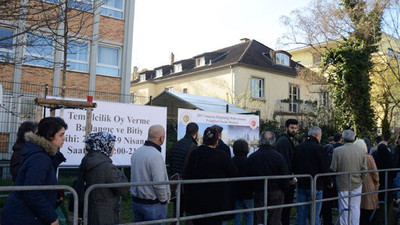 Frankfurt’ta oy sandığı iki saat kapatıldı