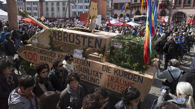 Geleneksel Paskalya yürüyüşlerinde Afrin protestosu