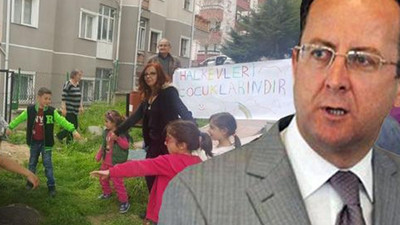 Kızlarla erkekler aynı merdivende oturuyor diye mühürlemiş