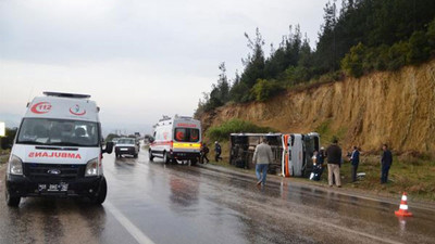 Servis midibüsü şarampole yuvarlandı: 15 öğrenci yaralı