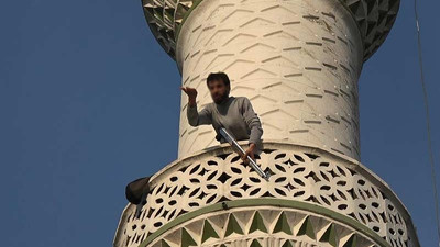 Pompalı tüfekle minareye çıktı, polisi alarma geçirdi