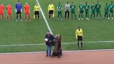 Rusya'da futbol maçını bir ayı başlattı