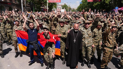 Ermenistan'da askerler de protestolara katıldı