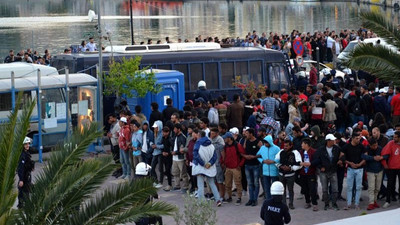 Midilli'de sağcılar mültecilerin kurdukları protesto kampına saldırdı