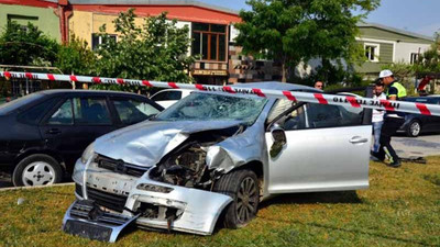 Aşırı hız yapan otomobil işçilere çarptı: 3 ölü