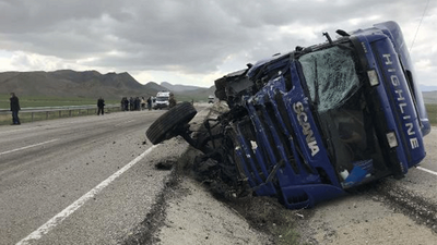 Kamyonetle TIR çarpıştı: 2 ölü, 1 yaralı