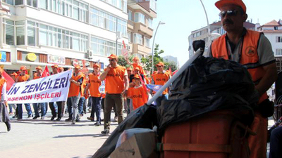 Tatil hakkı verilmeyen işçiler hem çalıştı, hem yürüyenleri izledi