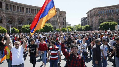 Binlerce protestocu Erivan sokaklarında