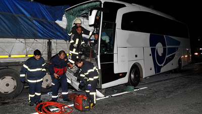 Halk otobüsü, TIR'a çarptı: 9 yaralı