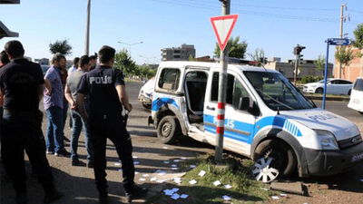 Polis aracı ile otomobil çarpıştı: 3 yaralı