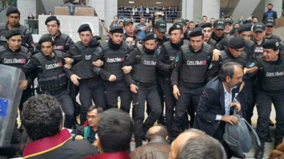 Polisin darp ettiği avukatlar adalet nöbetini sürdürecek