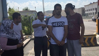 'Hero' tişörtlü genç beraat etti