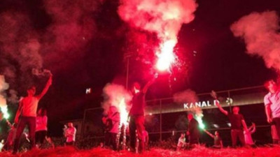 İYİ Partililer'den Kanal D ve CNN Türk önünde protesto