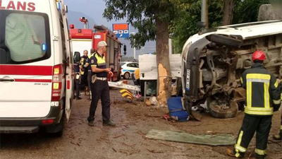 Tarım işçilerini taşıyan 2 minibüs devrildi: 33 yaralı