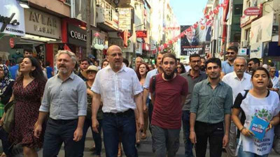 İzmir sokaklarında Ahmet Şık'a yoğun ilgi