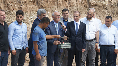 AKP'li aday konuşurken mikrofonu Kaymakam tuttu