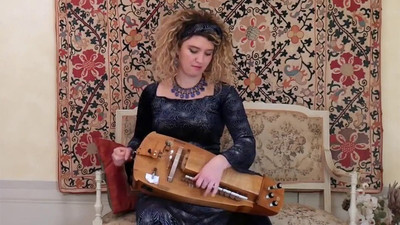 12. yüzyıl öncesinin enstrümanıyla Kürtçe müzik