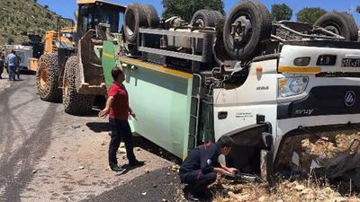 Çöp kamyonu devrildi: 2 işçi öldü