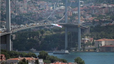 İYİ Partililer Boğaziçi Köprüsü'ne Akşener posteri astı