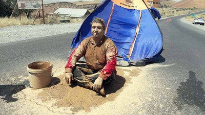 Hatalı yolun neden olduğu ölümlere ilginç protesto