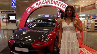 Arkadaşının verdiği hediye çekiyle lüks otomobil kazandı