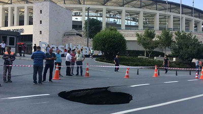 Dolmabahçe'de yol çöktü