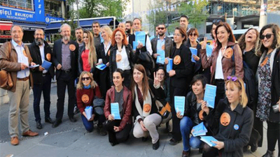 Hayırlı avukatlar Taksim'de ‘Hayır’ bildirisi dağıttı