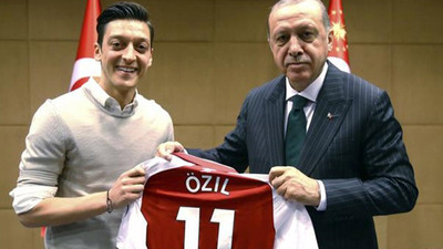 Özil: Ne olursa olsun yine aynı fotoğrafı çektirirdim