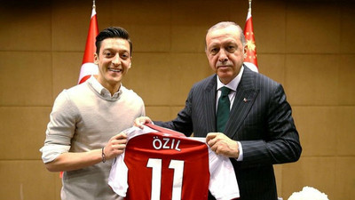 Eski Almanya Başbakanı'ndan Özil'i eleştiren bakana: Katlanılamaz