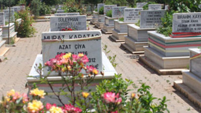 Diyarbakır'da mezar taşları kırıldı