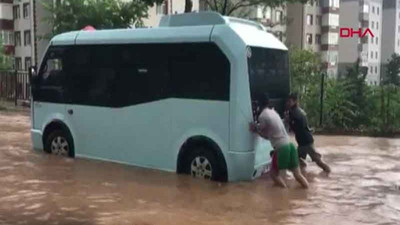 İstanbul'da araçlar suya gömüldü