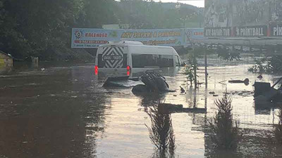 Selde mahsur kalan 10 kişi kurtarıldı