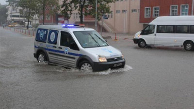 Ünye'de sağanak, su baskınlarına neden oldu