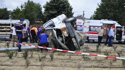 Minibüs takla attı: 2 ölü, 4 yaralı