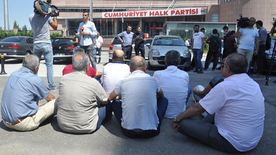 CHP'de delegeler oturma eylemi başlattı