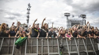 Huzurevinden kaçıp heavy metal festivaline gittiler