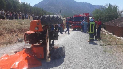 Traktör devrildi: 1 ölü, 2 yaralı