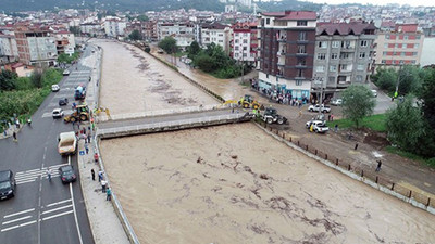 Karadeniz'de yine taşkın: Sahil yolu ulaşıma kapatıldı