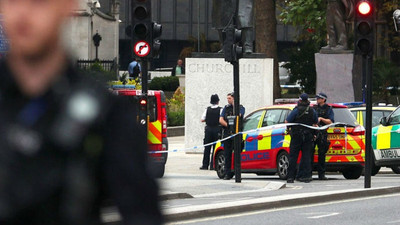 Londra'da otomobil yayalara çarptı, çok sayıda yaralı var