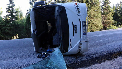 Sürücüsü ehliyetsiz işçi servisi devrildi: 19 yaralı