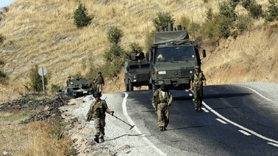 Vali: 3 asker dost ateşi sonucu hayatını kaybetti