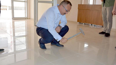 Vali yeni binanın fayanslarını çekiçle kırdı