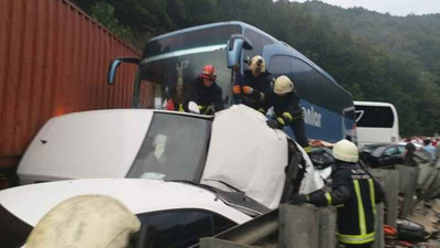 Zincirleme trafik kazasında 1 ölü, 30 yaralı