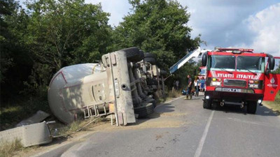 Beykoz'da kum yüklü tanker devrildi