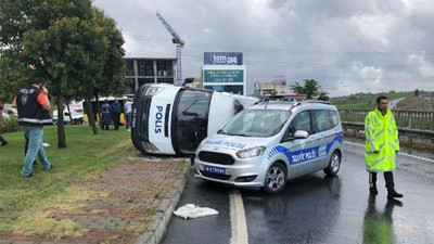 Polis aracı devrildi: İki yaralı