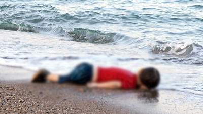 Aylan bebeği fotoğraflayan muhabirin işine son verildi