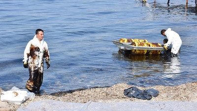 Foça'da petrol sızıntısı: Temizlik göstermelik dava açacağız