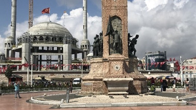 Taksim'deki Cumhuriyet Anıtı'nı kırdılar